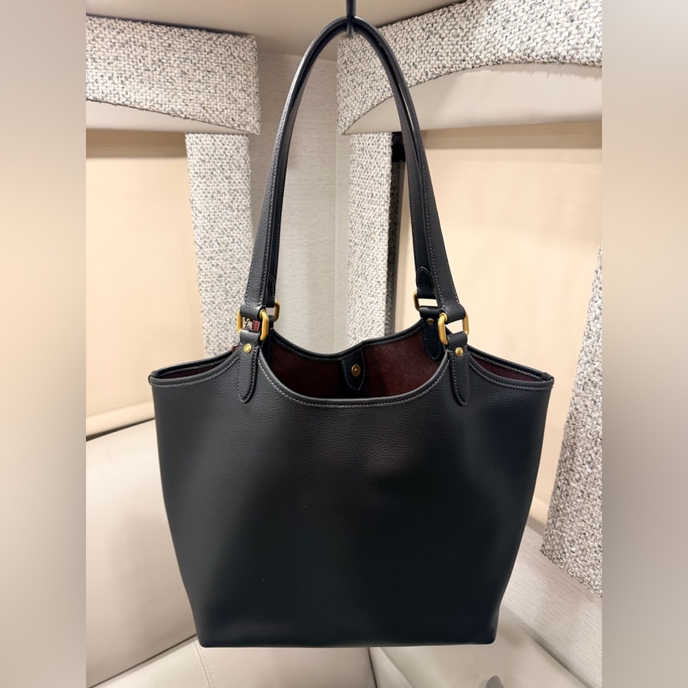 Coach - Elegant Black Leather Tote Bag